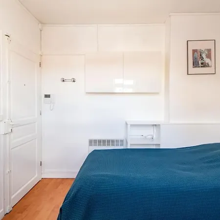 Apartment Centre Close To Major Attractions *